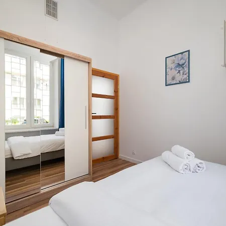Warecka Center Living By Bookinghost